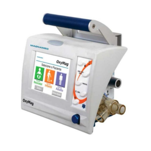 Ventilador de traslado neonatal. Equipo electromecánico portátil controlado por microprocesador con batería interna de soporte de vida para apoyo ventilatorio en pacientes neonatales que tienen comprometida la función respiratoria y requieren traslados intra o extra-hospitalarios en todo tipo de ambulancias o en sitios de emergencia. Con pantalla que muestre gráficas datos numéricos y alarmas. Peso no mayor de 5 kg. Tamaño de 5.5š o mayor. Configurable por el usuario. Características generales: Mezclador de aire-oxígeno interno. Monitoreo de FiO2 interno. Sensor de flujo reusable. Compensación automática de la altitud. Con sistema de compensación de fugas. Duración de la batería de respaldo interna de 5 horas como mínimo. Tiempo de recarga de la batería de 4 horas como máximo. Asa y soporte para camilla. Todo el sistema en idioma español. Cubierta resistente a golpes. Perilla selectora física o en pantalla táctil para el ajuste de los valores de todos los parámetros de control. Control de parámetros de: Presión Inspiratoria que cubra el rango de 5 a 30 cmH2O. Frecuencia Respiratoria que cubra el rango de 2 a 150 respiraciones por minuto. Tiempo Inspiratorio que cubra el rango de 0.1 a 3 segundos. FiO2 (%) que cubra el rango de 40 a 100 %. PEEP/CPAP que cubra el rango de 0 o apagado a 30 cmH2O. Presión Soporte (PSV) Presión Asistida o ASB que cubra el rango de 0 a 50 cmH2O. Respiración manual. Ajuste de rampa de presión rise time retardo inspiratorio rampa o incremento de la pendiente de presión. Sensibilidad espiratoria o terminación de la fase inspiratoria. Mecanismo de disparo o trigger por flujo y/o por presión. Modos ventilatorios: Ventilación Asisto Controlada y SIMV controlada por presión. Ventilación Mandatoria Intermitente (SIMV) con presión soporte. Presión Soporte (PSV) o Presión Asistida o ASB. CPAP. Respaldo en caso de Apnea. Ventilación No Invasiva. Parámetros monitorizados: Presión inspiratoria pico o máxima. Presión media en vías aéreas. Volumen corriente inspirado y espirado. Volumen minuto. PEEP o presión base. Frecuencia respiratoria. Relación I:E. Tiempo inspiratorio y espiratorio (s). FiO2 . SpO2 o CO2. Cálculo de distensibilidad dinámica. Cálculo de la resistencia en vías aéreas. Indicador de horas de uso. Indicador del estado de la batería de respaldo en uso. Despliegue de al menos 2 de las 3 curvas de ventilación de forma simultánea: Volumen-Tiempo; Flujo-Tiempo; Presión-Tiempo. Alarmas: Audibles y visuales ambas priorizadas en tres niveles. Presión inspiratoria alta y baja. PEEP bajo o desconexión del paciente. Apnea. Volumen minuto y/o corriente (alto y bajo). Frecuencia respiratoria alta. FiO2 alta y baja. Baja presión del suministro de gases. Falla de alimentación eléctrica. Batería baja. Ventilador inoperante falla del ventilador falla técnica o falla de ciclo. Silencio de alarma. Programación automática de alarmas. Accesorios Incluidos: Manguera para suministro de gas de acuerdo al código americano de colores: O2 - verde. Dos circuitos de paciente neonatal reusables libres de látex (incluye adaptadores conectores y trampas de agua). O diez circuitos neonatales desechables libres de látex. Dos sensores de flujo neonatales en caso de que la tecnología así lo requiera. Dos sensores de flujo pediátricos en caso de que la tecnología así lo requiera. Dos sensores de SpO2 o Co2 reusables o diez desechables número y tipo de acuerdo a las necesidades de la unidad. Diez narices artificiales / filtro HME (Intercambiador de humedad y temperatura) para uso neonatal de acuerdo a los requerimientos de la unidad.